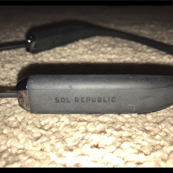 Sol Republic Bluetooth Headphones - Picture 2 of 5